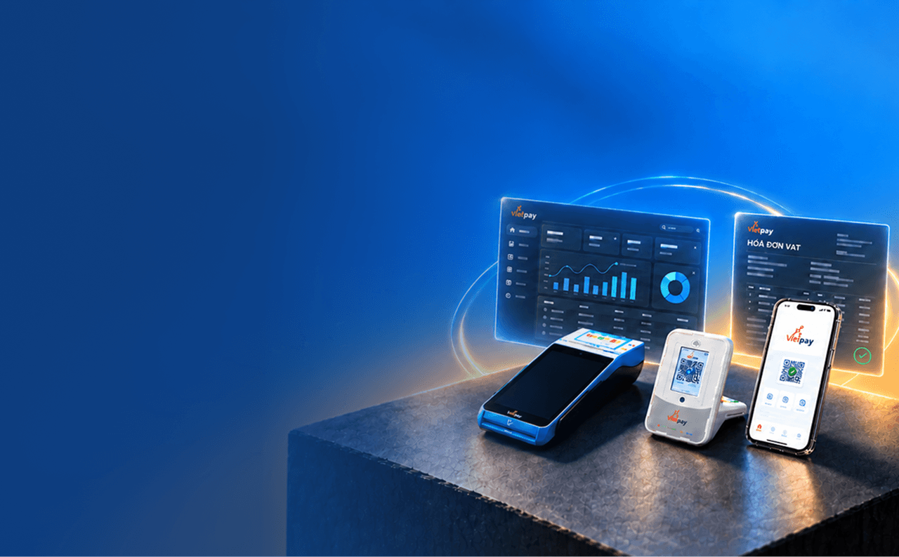 Chủ quán bên hai máy POS VietPay trên quầy thanh toán
